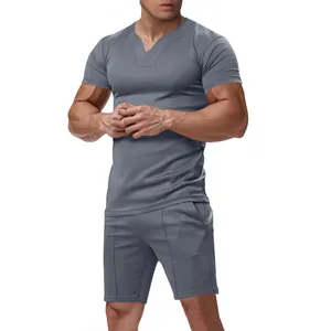 Completo casual da uomo elegante con maglia a V e pantaloncini ad asciugatura rapida grigio