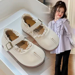 Zapatos Mary Jane blancos para niñas con punta Tabi y delicado ribete de encaje.