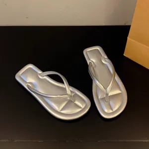 Eleganti infradito argento da donna con un design minimalista a suola piatta