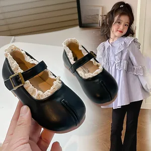 Zapatos Mary Jane de cuero negro para niña con encaje blanco y diseño de punta Tabi