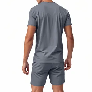 Vista posteriore di un set sportivo grigio da uomo con t-shirt e pantaloncini rapidi