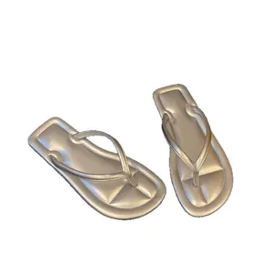 Stilvolle Damen-Flip-Flops in Silber-Metallic mit gepolsterter Sohle für den Sommer.