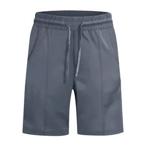 Dettaglio dei pantaloncini sportivi da uomo ad asciugatura rapida con coulisse grigio.