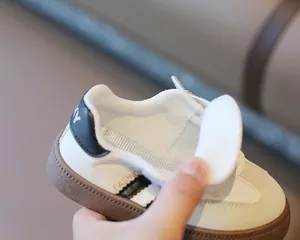 Detailansicht der atmungsaktiven Kleinkinderschuhe mit Klettverschluss und weichem Futter