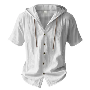 Vue de face de cette chemise à capuche en lin blanc à manches courtes pour hommes en été