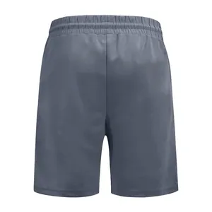Vista posteriore di pantaloncini sportivi grigio scuro a rapida asciugatura
