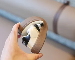 Detailaufnahme der flexiblen Gummisohle weißer deutscher Armeetrainer-Schuhe für Kleinkinder