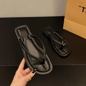Infradito nere imbottite da donna con suola piatta e design minimalista