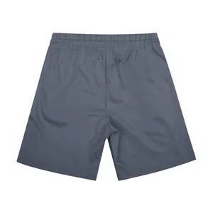 Vista posteriore dettagliata di pantaloncini sportivi casual da uomo grigi a rapida asciugatura.