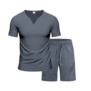 Completo estivo grigio da uomo con maglietta con scollo a V e pantaloncini coordinati