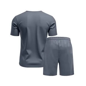 Vista posteriore del set maglia grigia a scollo a V e pantaloncini da uomo sport