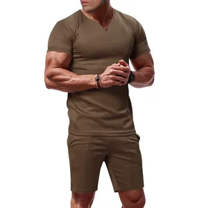 Completo estivo da uomo in jersey marrone con maglietta a scollo a V ad asciugatura rapida e shorts