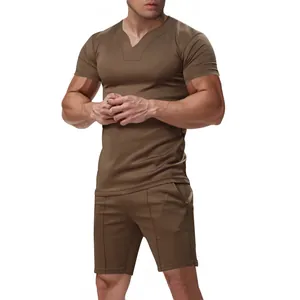 Completo estivo da uomo marrone con t-shirt con scollo a V e pantaloncini sportivi