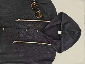 Détail en gros plan d'une chemise à capuche noire en lin pour homme au tissu respirant