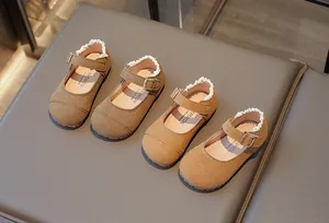 Detailansicht der Wildleder-Mary-Jane-Schuhe für Mädchen mit Spitzenbesatz.