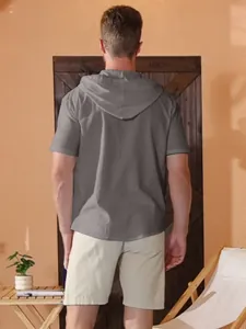 Vue arrière d'une chemise à capuche décontractée en lin gris à manches courtes pour homme