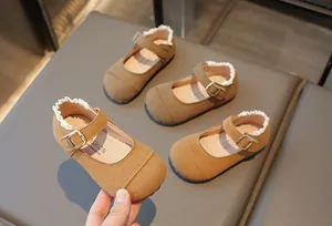 Detailansicht von braunen Wildleder-Mary-Janes für Mädchen mit Rüschen-Ferse-Akzent