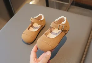 Detailansicht der braunen Wildleder-Prinzessinnenschuhe für Mädchen mit Spitzenbesatz