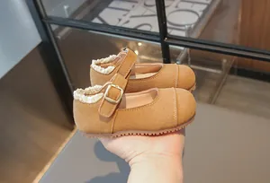 Detailansicht brauner Wildleder-Mary-Janes für Mädchen mit Spitzenbesatz und Schnalle