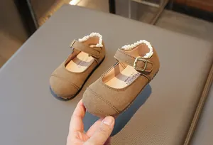 Detailansicht brauner Mary Jane-Schuhe für Kleinkinder mit weichen Sohlen und Spitze