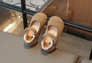 Braune Wildleder-Mary-Jane-Schuhe für Mädchen mit Spitzenbesatz und Herz-Logo