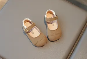 Detailansicht brauner Mary Jane Schuhe für Mädchen mit zarter Spitzenverzierung