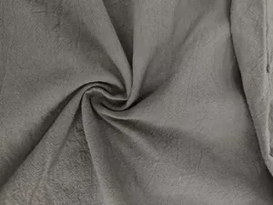 Gros plan sur la texture du lin gris respirant montrant le tissage naturel.