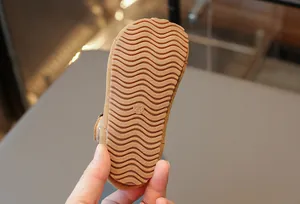 Detailansicht der braunen, rutschfesten Gummisohle für Kleinkind-Mädchenschuhe.