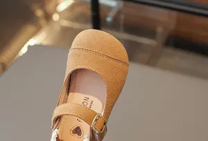 Nahaufnahme brauner Mädchen Mary Jane Wildlederschuhe mit Herzmuster auf der Innensohle