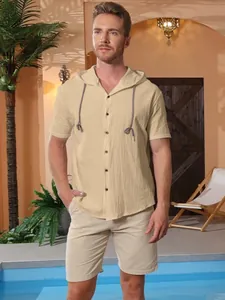 Vue complète d'une chemise à capuche en lin beige respirant pour homme au bord d'une piscine