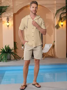 Gros plan sur la texture en lin respirant d'une chemise à capuche pour hommes