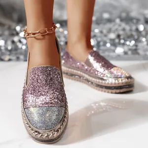 Vista dettagliata di mocassini platform glitter rosa con punta in strass scintillanti