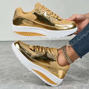Modische goldene Metallic-Plateau-Sneaker mit Glitzer-Akzenten und dicken Rocker-Sohlen