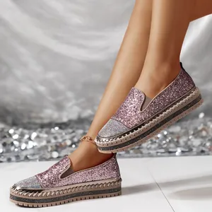 Dettaglio di mocassini glitter rosa con punta in strass e suola spessa platform