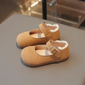 Klassische braune Wildleder-Prinzessinnenschuhe für Mädchen mit feinem Spitzenbesatz