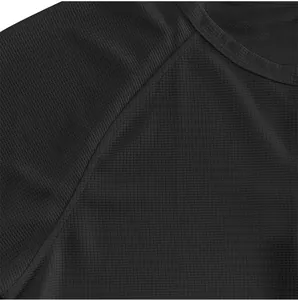 Detailansicht der schwarzen Waffelstrick-Struktur bei Herren-Henley-Shirt mit Raglan