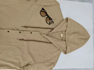 Gros plan d'une chemise à capuche en lin kaki respirant pour hommes avec cordon de serrage