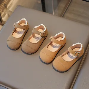 Klassische braune Mädchen-Mary-Janes mit Spitzenbesatz und Riemchen.