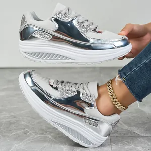 Silberne Metallic-Sneaker mit Plateausohle und glänzenden Glitzerakzenten für Damen