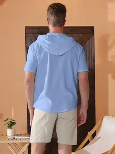 Vue arrière d'une chemise à manches courtes à capuche en lin bleu clair pour hommes été