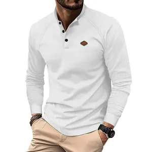 Nahaufnahme weißes Henley-Shirt aus Waffelstrick mit Knopfleiste und Raglanärmeln