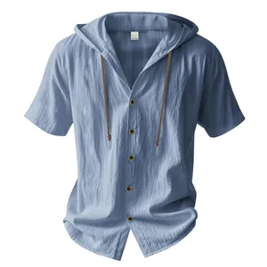 Gros plan sur la texture en lin bleu d'une chemise à manches courtes à capuche pour homme.