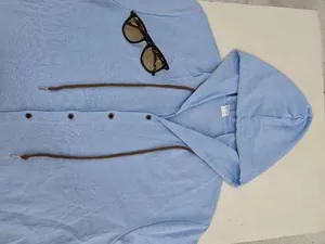Détail de la chemise à capuche en lin bleu clair respirante pour hommes d'été décontracté