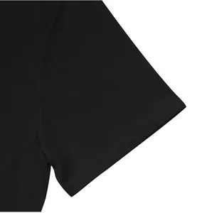 Primer plano del detalle de la manga de jersey negro que muestra costuras y textura