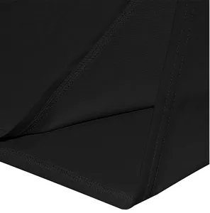 Primer plano de las costuras finas y la textura del tejido de malla de secado rápido negro