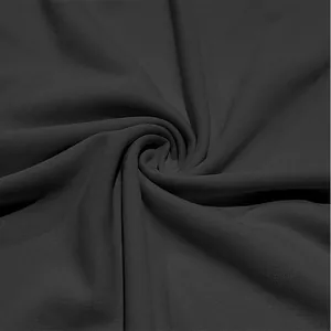 Primer plano de la textura transpirable del tejido jersey gris oscuro de secado rápido