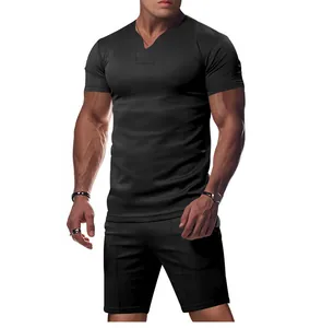 Conjunto deportivo de camiseta con cuello en V y pantalones cortos para hombre