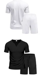 Detalle del conjunto de camiseta de cuello en V y pantalones cortos de secado rápido para hombre
