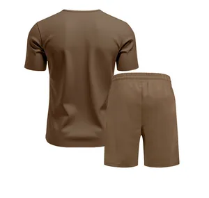 Vista trasera de un conjunto de camiseta y pantalones cortos marrones de hombre