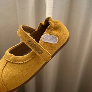 Zapatos Mary Jane para niña en ante amarillo mostaza con suela de goma suave y cómoda